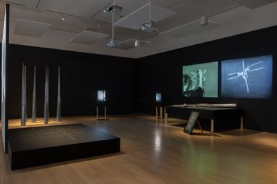 展览现场：琼·乔纳斯，"晚安 早安"，纽约现代艺术博物馆，纽约（2024年3月17日至7月6日）。图片提供：纽约现代艺术博物馆。