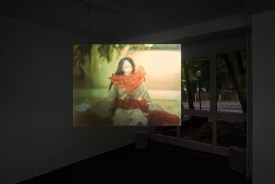 Li Yong Xiang, Rise (2023). Exhibition view: Mannered in a sleeve, Deborah Schamoni, Munich (8 September–18 November 2023).