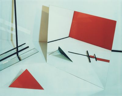 Barbara Kasten, Construct LB 4 (1982). Polaroid. 20.32 x 25.4 cm. © Barbara Kasten.