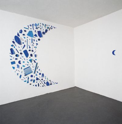 Tony Cragg, Blue Moon (1980). Plastic. 300 × 250 cm. © Tony Cragg / Adagp, Paris.