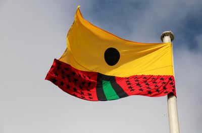 Larry Achiampong, Pan African Flag for the Relic Travellers' Alliance (2017). Exhibition view: Pan African Flag for the Relic Travellers' Alliance, Somerset House, London (25 July 2017–28 February 2018).