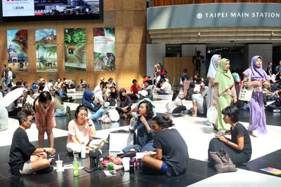 On-site research on the migrant-worker community at Taipei Main Station led by Indonesian artist Elia Nurvista, ADAM 2019 Arist Lab.