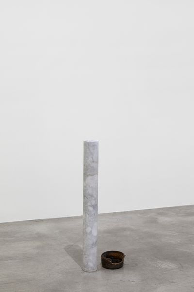 Tania Pérez Córdova, To wink, to cry (2020). Marble, copper cast, artificial tears, cosmetic contact lens, a person wearing one contact lens of a colour different to her/his eyes occasionally. 81.3 x 12.4 x 12.4 cm.