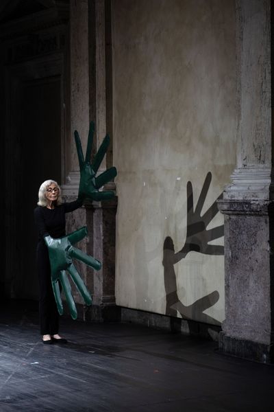 Sylvia Palacios Whitman, Green Hands and Other Performances (2019). Performance at Kunsthalle Wien, Vienna (17 November 2019). Courtesy Kunsthalle Wien. Photo: David Avazzadeh.