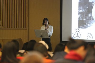 Amalia Ulman, AGENDA (2018). Performative lecture, Central Academy of Fine Arts, Beijing (24 March 2018). Courtesy KWM artcenter.