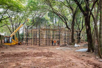 Construction of the Pavilion for the 4th Kochi-Muziris Biennale (KMB). Courtesy Kochi Biennale Foundation. 