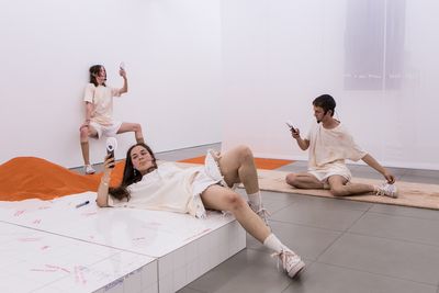 Dorota Gawęda & Eglė Kulbokaitė, YGRG14X: reading with the single hand V (2018). Performance view: Cell Project Space, London (7 June 2018–22 July 2018). Courtesy Cell Project Space.