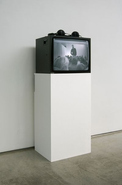 Dan Graham, Performer / Audience / Mirror (1975). Single channel black and white video with sound. © Dan Graham.
