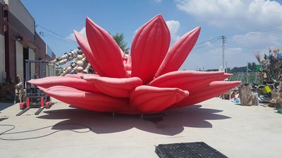 Choi Jeong Hwa, Happy Happy Project: Breathing Flower (2018). Inflatable flower, fabric. 8 m (diameter). Courtesy the artist.