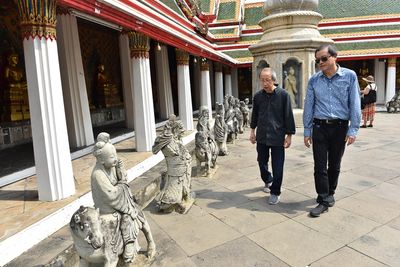 Huang Yong Ping and Dr Apinan Poshyananda at Wat Pho (Temple of the Reclining Buddha). Courtesy Bangkok Art Biennale.
