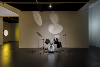 Iván Navarro, Drums (2009). Neon light, one-way mirror, plywood, metal and electric energy. 121.9 x 121.9 x 121.9 cm. Exhibition view: The Moon in the Water, Gallery Hyundai, Seoul (20 April–3 June 2018). Courtesy Gallery Hyundai, Seoul.