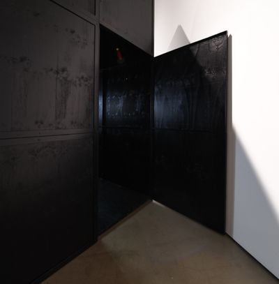Iván Navarro, Die Again (Monument for Tony Smith) (2006). Fluorescent light, metal frames, mirror, music, one-way mirror, plywood, sound system and electric energy. 365.8 x 365.8 x 365.8 cm. Exhibition view: The Moon in the Water, Gallery Hyundai, Seoul (20 April–3 June 2018).