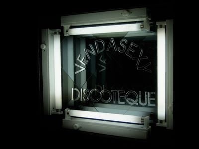 Iván Navarro, Venda Sexy, Discoteque Sign (2005). Fluorescent lights, glass, mirror, one-way mirror, Plexiglas letters, wooden box, electric energy. 45.72 x 50.8 x 10.16 cm.