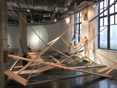 刘月，《缓坡》，2017。展览现场："拼贴：玩纸牌的人"，沪申画廊，上海（2017年4月1日至6月3日）。图片提供：艺术家。