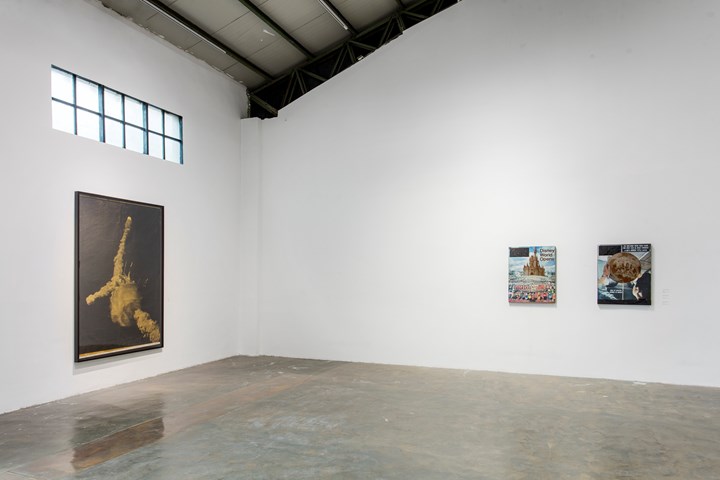 Matthew Day Jackson, Challenger (2016). Silkscreen on space blanket mounted to linen. 224.8 x 150.5 cm; LIFE, October 15, 1971 (rust) (2013). Silkscreen on Corten steel panel, scorched wood, rusted. 88.9 x 68.6 3.8 cm; LIFE, June 3, 1957 (rust). Silkscreen on Corten steel panel, scorched wood, rusted. 88.9 x 68.6 3.8 cm. Exhibition view: Matthew Day Jackson, New Landscape, Qiao Space, Shanghai (7 November 2018–21 January 2019). Courtesy Hauser & Wirth. Photo: JJYPHOTO.