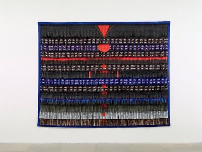 Abdoulaye Konaté, Noir-bleu aux triangles et cercles rouges (2017). Textile. 295 x 233 cm.