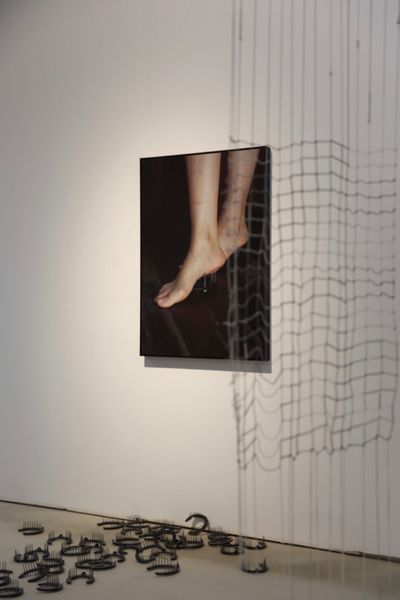 陈丹笛子，《情感的转化》，2020。展览现场："感触触感"，户尔空间，北京（2020年8月29日10月25日）。图片提供：户尔空间。