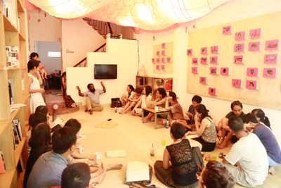 Writer and musician, Ntone Edjabe, conducting workshops on transparency and opacity at Sàn Art, as part of the ‘Encounter’ lecture and workshop series of Conscious Realities (April 2015). Courtesy Sàn Art.