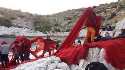 Cecilia Vicuña, Beach Ritual (2017). Multimedia performance. Exhibition view: documenta 14, Limanakia Vouliagmenis, Athens, (8 April–16 July 2017).