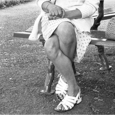 David Goldblatt, Woman on a bench. Joubert Park, Johannesburg (1975). Gelatin silver hand print. 36.8 cm × 37.1 cm, image; 44.1 cm × 40.3 cm, paper. © The David Goldblatt Legacy Trust.