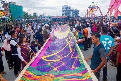 Semporna Lepa Regatta April 2019, the public escort a colourful woven mat by Yee I-Lann and her collaborators to the festival marina.