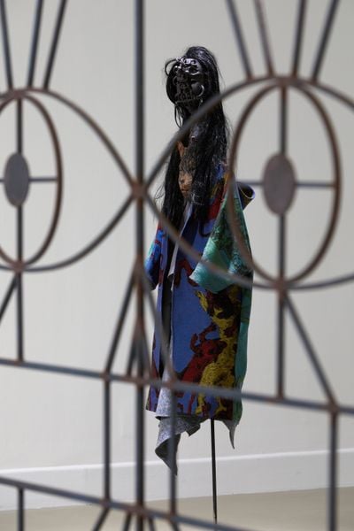 Candice Lin, Witness (Blue Version) (2019). Ceramic, fabric, metal, papier-mâché, synthetic hair, plant material. Exhibition view: Candice Lin, Pigs and Poison, Govett-Brewster Art Gallery, New Zealand (8 August–15 November 2020).