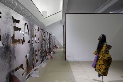 Left to right: Candice Lin, A Robot Spoke What My Father Wrote (2019). Iron, barbed wire, drywall, bone black pigment; Witness (Yellow Version) (2019). Ceramic, fabric, metal, synthetic hair. Exhibition view: Candice Lin,