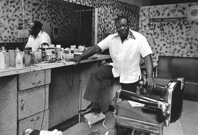 Dawoud Bey, Deas McNeil. The Barber (1976). Photograph from 'Harlem, U.S.A.' series. © Dawoud Bey.