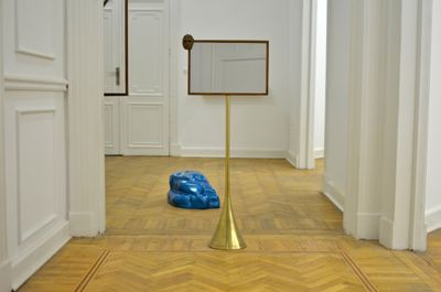 Hassan Khan, DOUBLEMIRROR (dream/object/echo) (2015). Brass, mirrors, wooden frame, earth straw head. 121 x 46 cm. Exhibition view: What Are You Doing Object? at Gypsum Gallery, Cairo (2 June–7 July 2015). Photo: Nabil Sami.