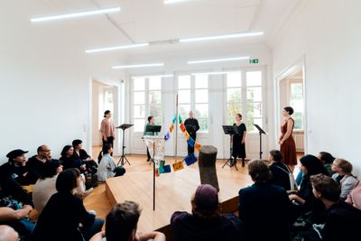 Performance of tainted (2018), a composition by Khan for five voices in front of his sculpture, tainted (2018) at the Kunstverein Braunshweig.