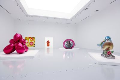 Exhibition view: Jeff Koons, Lost in America, QM Gallery ALRIWAQ, Doha (21 November 2021–31 March 2022).