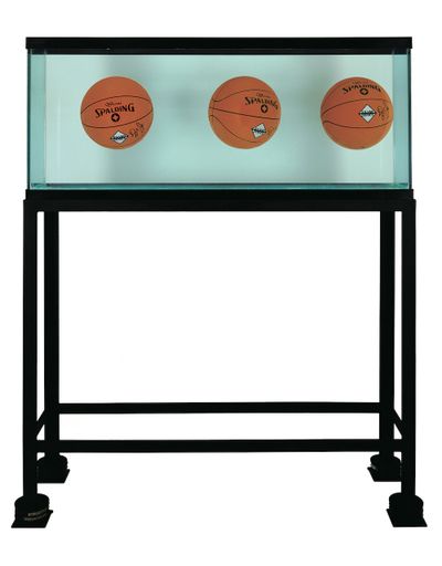 Jeff Koons, Three Ball 50-50 Tank (Spalding Dr. JK Silver Series) (1985). Glass, steel, distilled water, three basketballs. 153.7 x 123.7 x 33.8 cm.