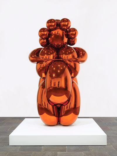Jeff Koons, Balloon Venus (2008–2012). Mirror-polished stainless steel with transparent colour coating. 259.1 x 121.9 x 127 cm. © Jeff Koons.