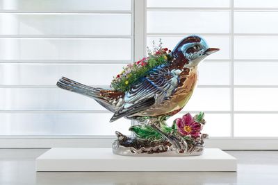 Jeff Koons, Bluebird Planter (2010–2016). Mirror-polished stainless steel with transparent colour coating and live flowering plants. 209.6 x 281.3 x 101.6 cm. © Jeff Koons. Edition of 3 plus AP.