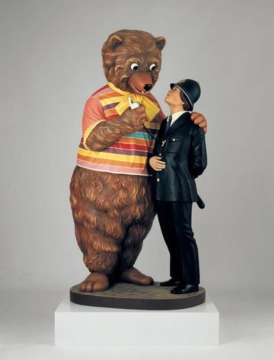 Jeff Koons, Bear and Policeman (1988). Polychromed wood. 215.9 x 109.2 x 94 cm. Edition of 3 plus AP. © Jeff Koons.