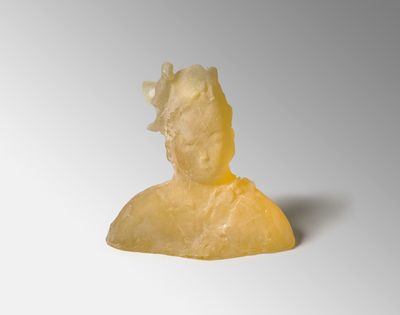 Leiko Ikemura, Yellow Figure with Hummingbird (2020). Cast glass, edition of 5. 32 x 33 x 13 cm.