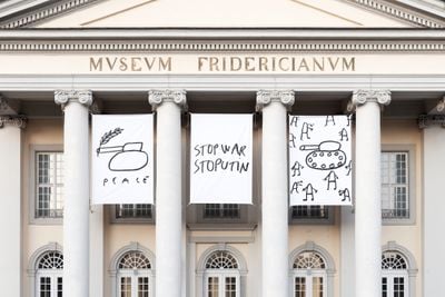 Dan Perjovschi, Anti War Drawings (2022). Exhibition view: documenta fifteen, Kassel (11 June–25 September 2022).