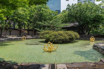 Exhibition view: Jean-Michel Othoniel, Treasure Gardens, Seoul Museum of Art (SeMA) and Deoksugung Palace Garden, Seoul (16 June–7 August 2022). © Jean-Michel Othoniel/ADAGP, Paris, and ARS, New York 2023. Photo: © SeMA/CJY ART STUDIO.