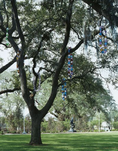 Jean-Michel Othoniel, Tree of Necklaces (2002). Exhibition view: New Orleans Museum of Art, Louisiana (2002).