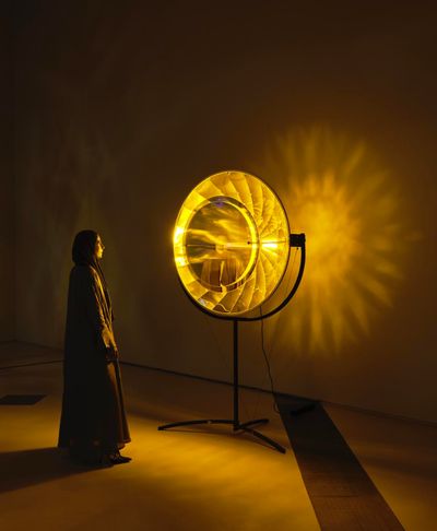 Olafur Eliasson, Eye see you (2006). Stainless steel, aluminium, colour-effect filter glass, mono-frequency bulb. 230 x 120 x 110 cm. Exhibition view: The curious desert, National Museum of Qatar, Doha (19 March–15 August 2023).