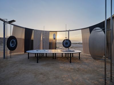 Olafur Eliasson, Saltwater-drawing observatory (2023). Galvanised steel, textile (beige, anthracite), solar lamp, solar panel, batteries, stainless steel, aluminium, paint (anthracite), motor, plastic, wood, canvases (black, white), pigmented saltwater (white and black acrylic ink). 380 x 950 x 950 cm. Exhibition view: The curious desert, near the Al Thakhira Mangrove in Northern Qatar (19 March–15 August 2023).