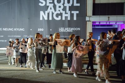 Sung Neung Kyung, Reading Newspapers. Performance view: Seoul Art Night (6 September 2023). Organised by Gallery Hyundai.