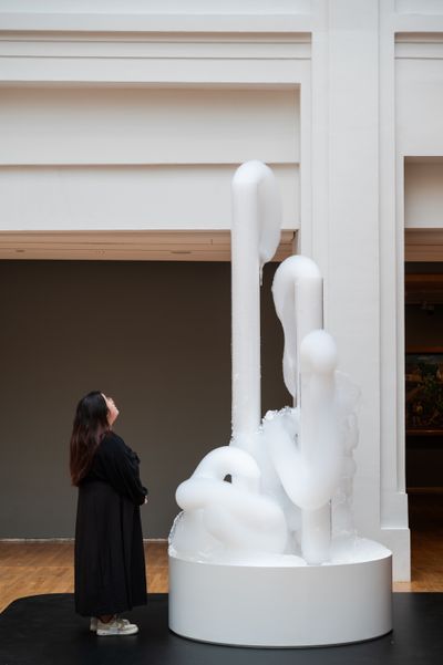David Medalla, Cloud Canyons No. 24. (2015). First version in series made 1964. Wood, perspex, compressors, timer, water, and detergent. 310 x 150 x 150 cm. Collection National Gallery Singapore. Exhibition view: Tropical: Stories from Southeast Asia and Latin America, National Gallery Singapore (18 November 2023–24 March 2024).