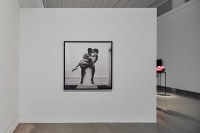 Tracey Rose, The Kiss (2001). Black-and-white Lamba print. 124.5 x 127 cm (unframed); 126 x 128 x 3.5 cm (framed). Exhibition view: Shooting Down Babylon, Queens Museum, New York (23 April–10 September 2023).
