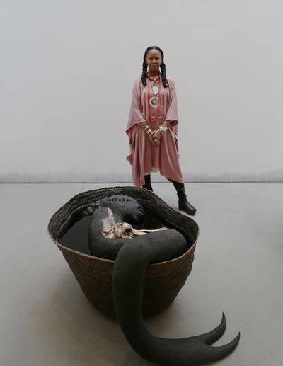 Wangechi Mutu with Musa (2021). Bronze. 138.4 x 97.8 x 73 cm.
