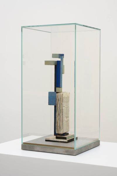 Mark Manders, Cloud Study (With All Existing Words) (2005–2022). Painted bronze, offset print on paper, stainless steel, glass. 63.5 x 31 x 31 cm.