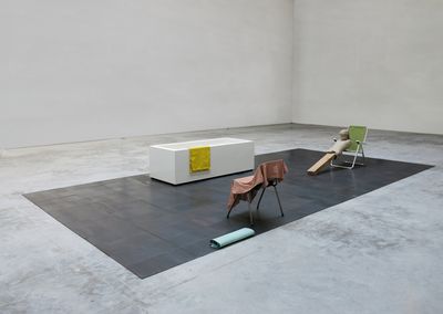Mark Manders, Isolated Bathroom / Composition with Four Colors (2010–2014). Iron, aluminium, painted aluminium, painted canvas, painted epoxy, wood, offset print on paper. 86 x 722 x 360 cm.