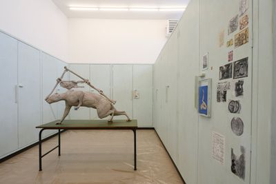 Mark Manders, Room with All Existing Words (2005–2022). Painted bronze, painted wood, offset print on paper, iron, various materials. 265 x 688 x 431.5 cm.