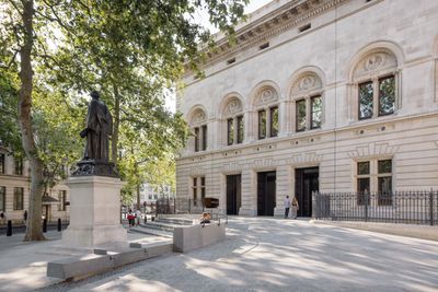 Ross Place Entrance and the new forecourt at the National Portrait Gallery, London. Photo © Olivier Hess.