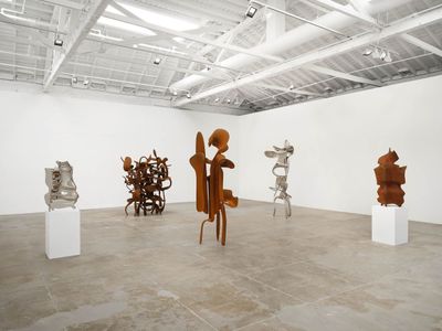 Exhibition view: Tony Cragg, Marian Goodman Gallery, Los Angeles (26 April–29 June 2024).